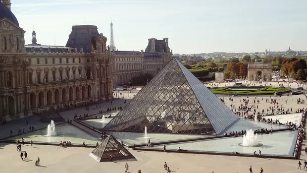 Pyramide du Louvre