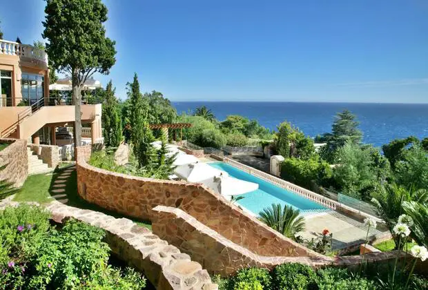 Tiara Yaktsa Côte d’Azur vue piscine facade