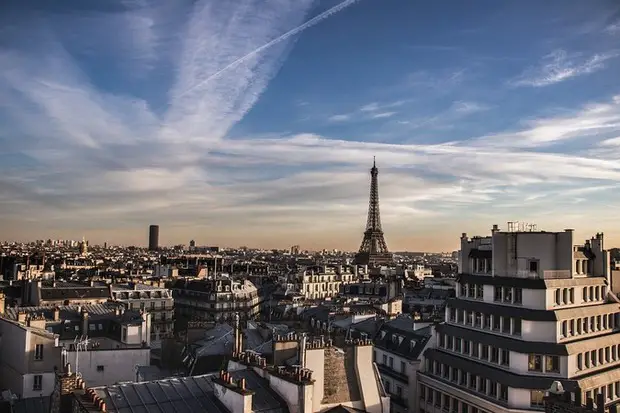 Tour Eiffel et bâtiments parisiens