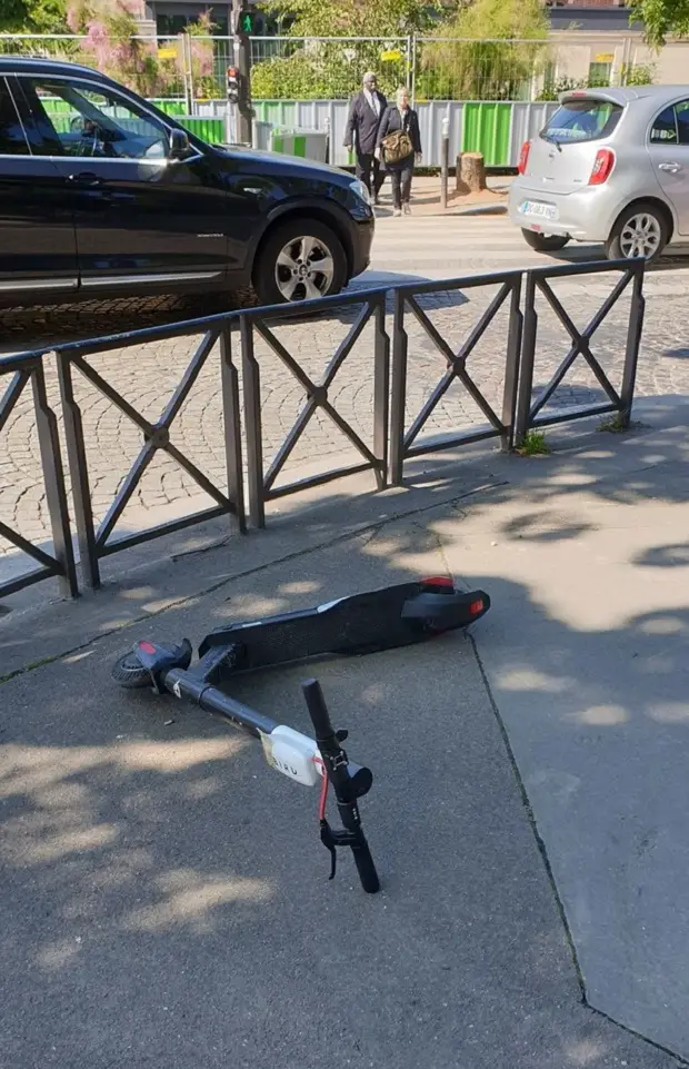 trottinette lâchée en plein trottoir