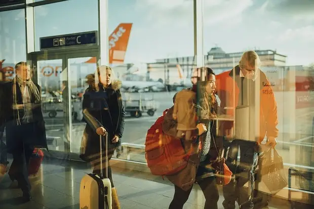 personnes à l'aéroport