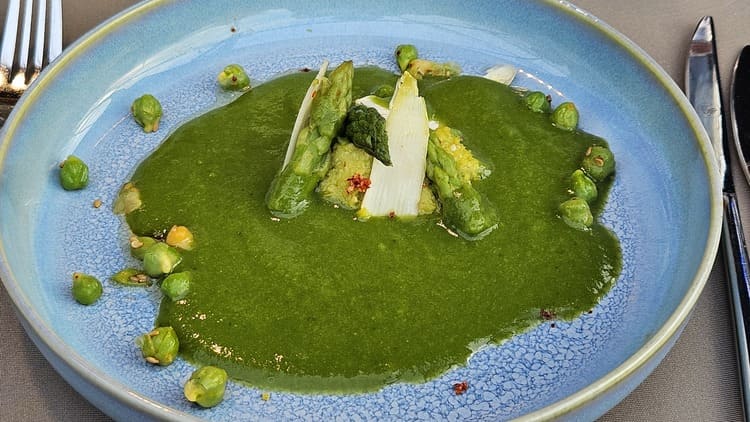 Velouté d’asperges vertes, houmous au raifort