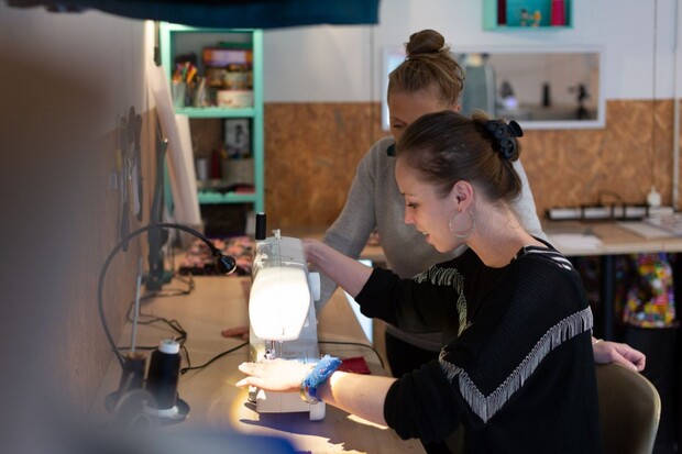 deux femmes et machine a coudre