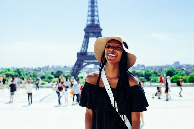 fille devant la Tour Eiffel