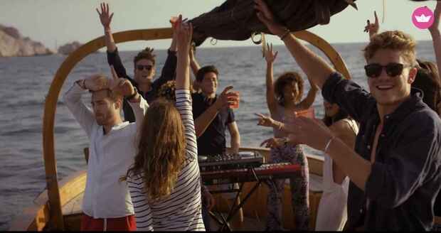 Fête sur barque à Marseille