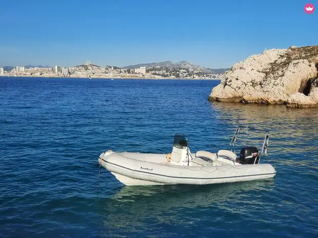 Bateau à moteur semi-rigide