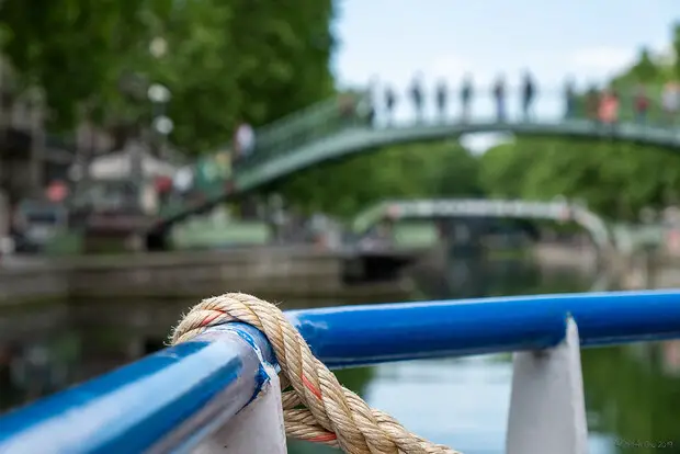 Vue du bateau de croisière sur le Canal Saint Martin