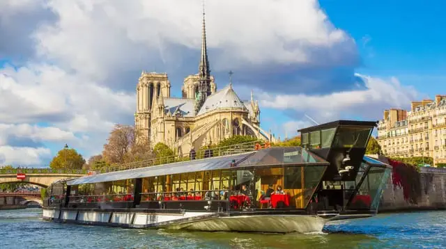 bateau mouche vu de l'extérieur