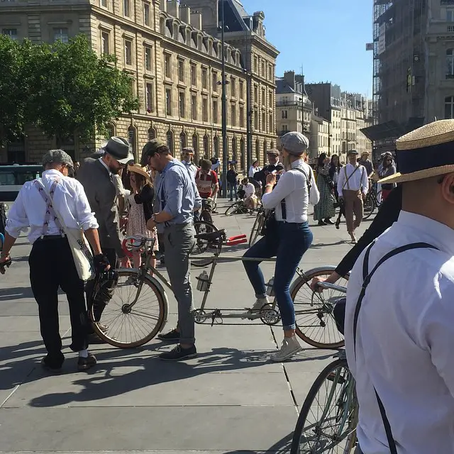 personnes portants des bérets