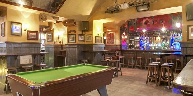 Le billard en face du comptoir