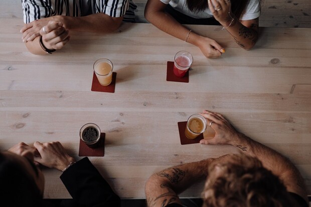 quatre personnes avec des bières