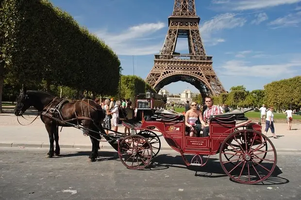Calèche devant la Tour Eiffel