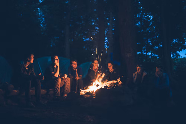 Feu de camp entre amis