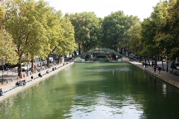 piste cyclable près d'un canal parisien