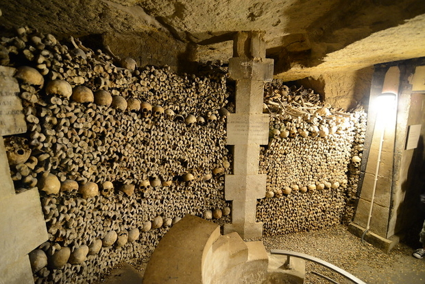 Catacombes de Paris avec des ossements humains
