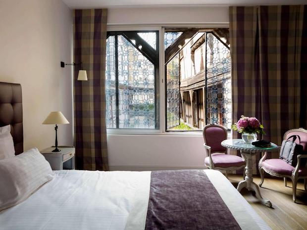 chambre hotel cour du corbeau