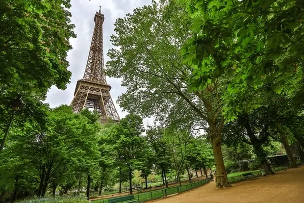 Champ de Mars et Tour Eiffel
