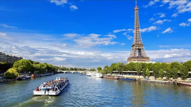 mini tour eiffel a cote de la tour eiffel