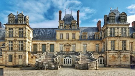 Entrée et façade du château