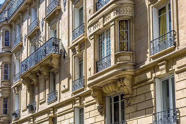 Façade d'un bâtiment haussmanien