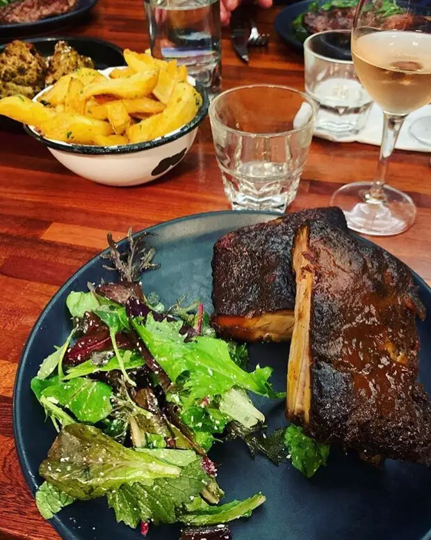 Frites pièce de boeuf et salade