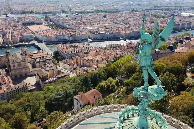 statue et vue panoramique