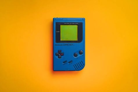 Un gameboy sur fond jaune