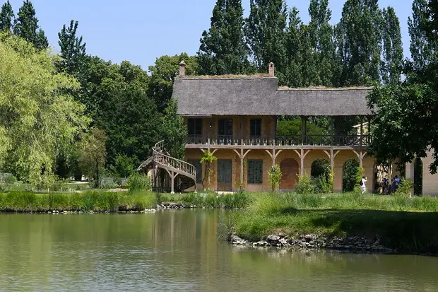 vieille maison au bord d'un lac