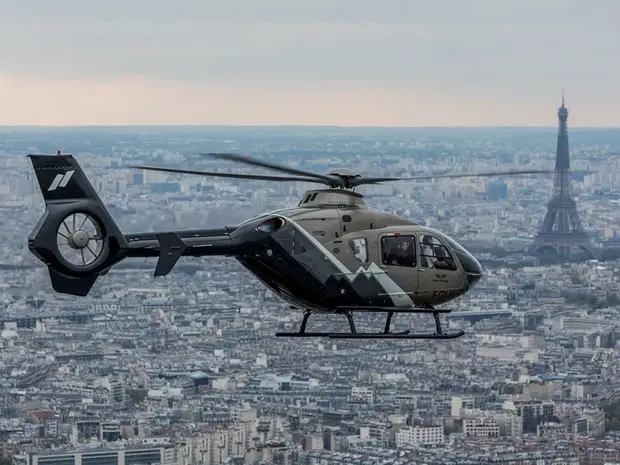 helicoptère survolant paris