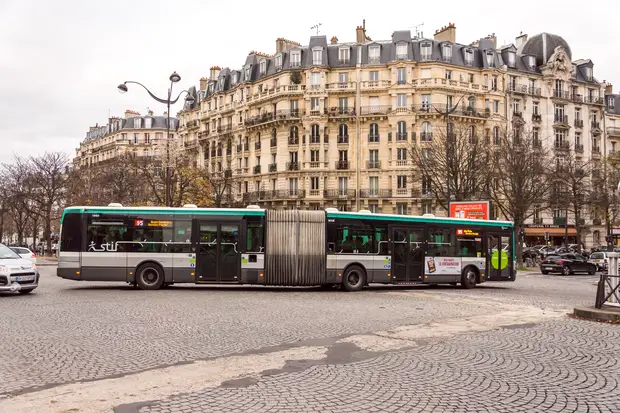 Bus quartier parisien