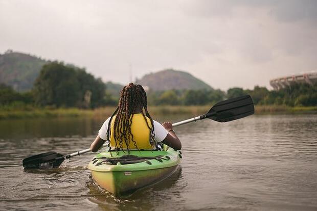 femme et kayak