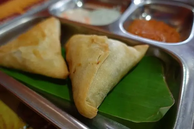 Samosas au Krishna Bhavan