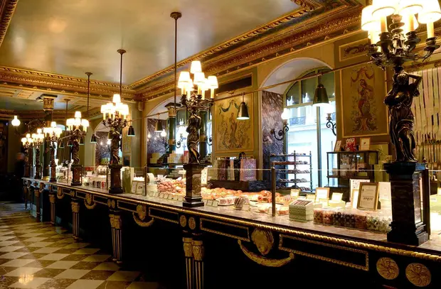 Ladurée Champs Elysées