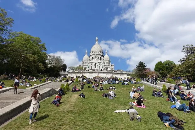 Square Louise-Michel