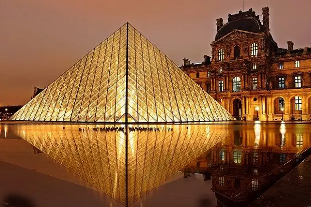Vue de la pyramide du Louvre de nuit