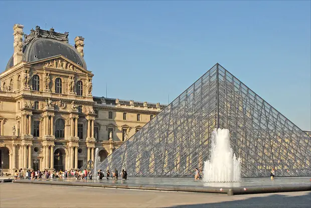 Pyramide et façade du Louvre