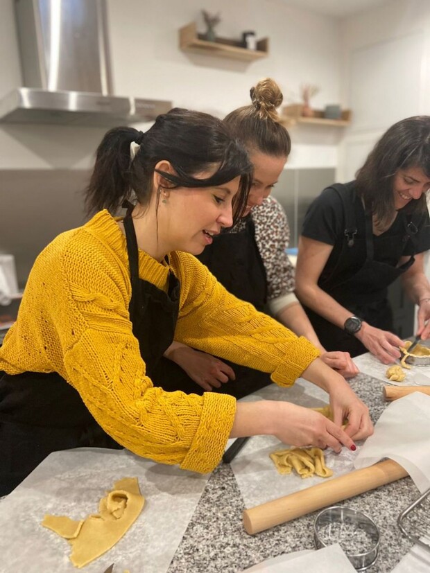 Marie pendant son atelier pâtisserie végane