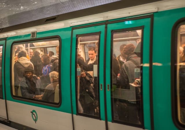 métro bondé à paris