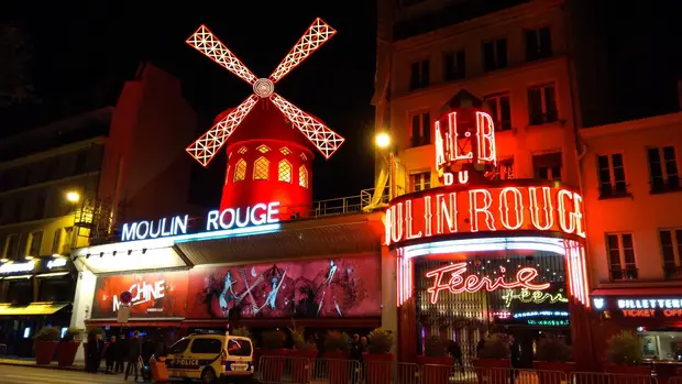 Façade Moulin Rouge de nuit