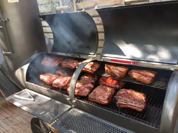 barbecue et pièces de boeuf