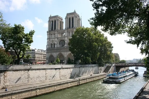 Balade en bateau devant Notre Dame de Paris