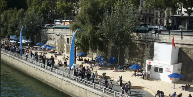 Quai parisien accueillant Paris Plage