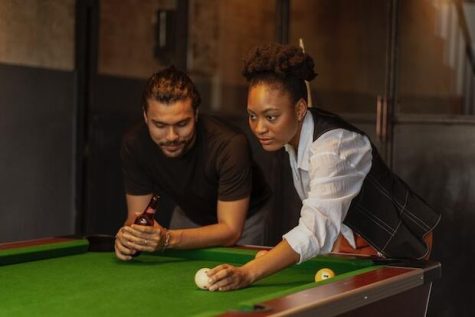 Jouer au billard dans un bar