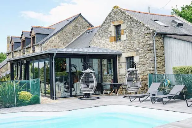 piscine extérieure Manoir des Douets fleuris