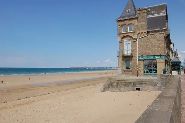 plage et brasserie du sillon