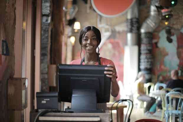 dame à la caisse d'un restaurant