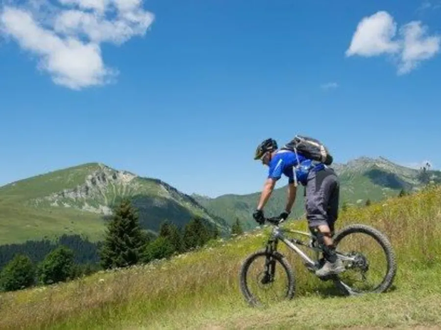 Une randonnée en vélo face au Mont Blanc