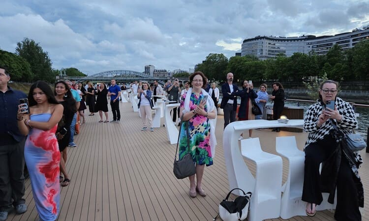 Le rooftop bondé après le dîner