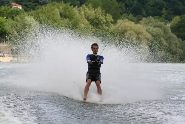 Homme faisant du ski nautique