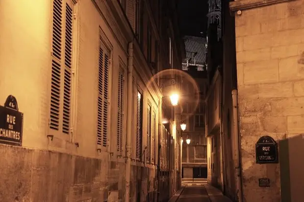 Ruelle sombre dans le vieux Paris